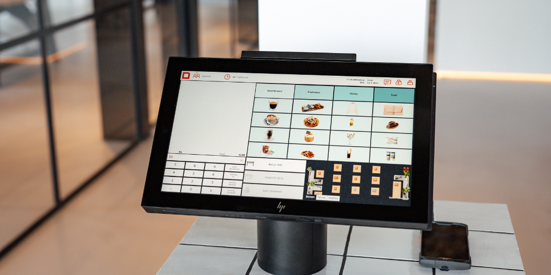 Vakantieparken en indoor recreatiebedrijven hebben een bijzondere dynamiek. Op één dag ontvangen ze honderden gasten die niet alleen komen voor ontspanning, maar ook gebruikmaken van horeca, activiteiten en extra voorzieningen. Dat vraagt om een kassasysteem dat méér kan dan alleen afrekenen. In deze blog delen we alle informatie die je nodig hebt over het beste kassasysteem voor vakantieparken en indoor recreatie. We leggen stap voor stap uit waar je op moet letten in 2026 en hoe MplusKASSA hierin ondersteunt.